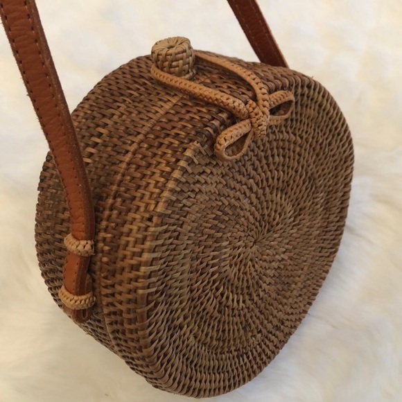 Brand new-Round rattan purse with leather strap. - Picture 4 of 8